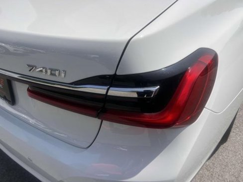 Used 2022 BMW 740i xDrive image 10