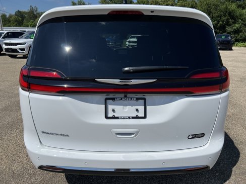 New 2026 Chrysler Pacifica Select image 4