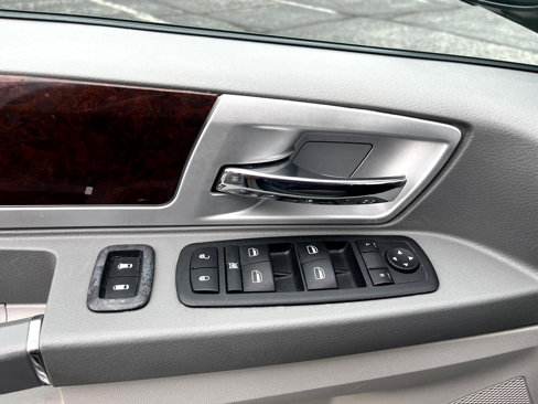 Used 2010 Chrysler Town & Country Touring image 14