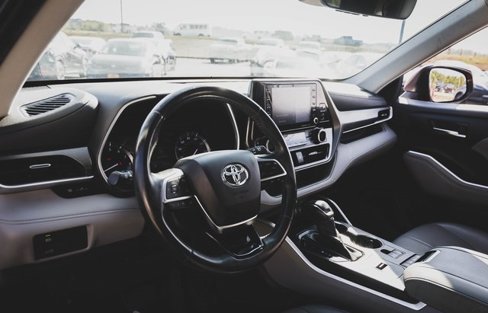 Used 2020 Toyota Highlander XLE image 2