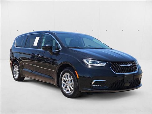 Used 2024 Chrysler Pacifica Touring-L image 3