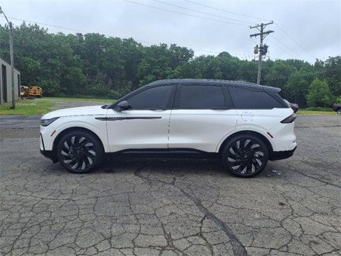 Used 2024 Lincoln Nautilus Reserve w/ Equipment Group 203A image 6