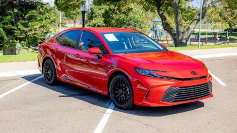 Used 2025 Toyota Camry LE image 12