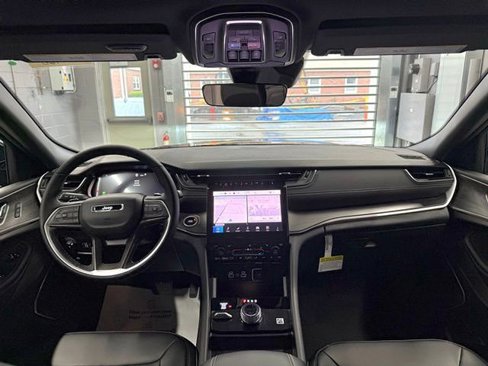 New 2025 Jeep Grand Cherokee Limited w/ Black Appearance Package image 27