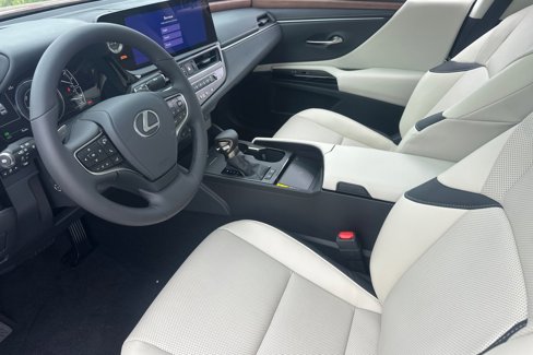 New 2025 Lexus ES 300h w/ Premium Package image 10