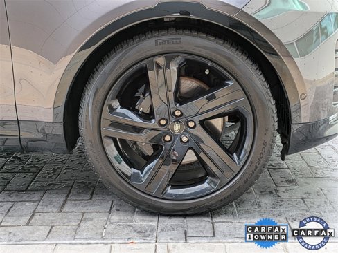 Certified 2024 Land Rover Discovery Metropolitan Edition image 10