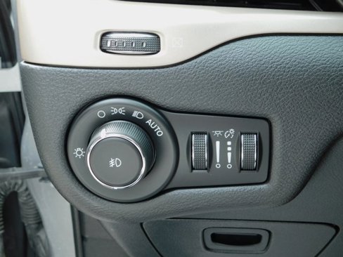 Used 2017 Jeep Cherokee Limited image 32