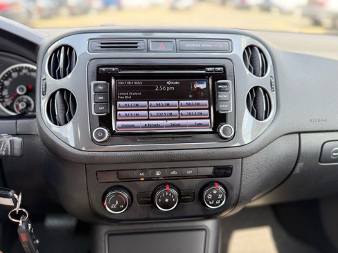 Used 2015 Volkswagen Tiguan S image 28