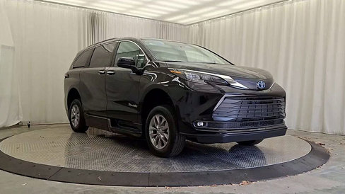 Used 2025 Toyota Sienna XLE image 5