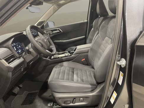 New 2025 Mitsubishi Outlander SE image 12
