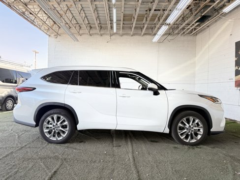 Used 2024 Toyota Highlander Limited image 16