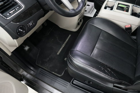 Used 2015 Chrysler Town & Country Touring-L w/ Driver Convenience Group image 31