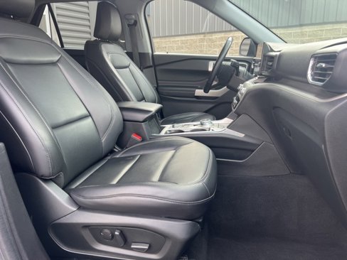 Used 2022 Ford Explorer XLT w/ Equipment Group 202A image 11