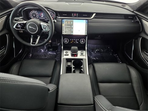 Certified 2024 Jaguar XF R-Dynamic SE image 4