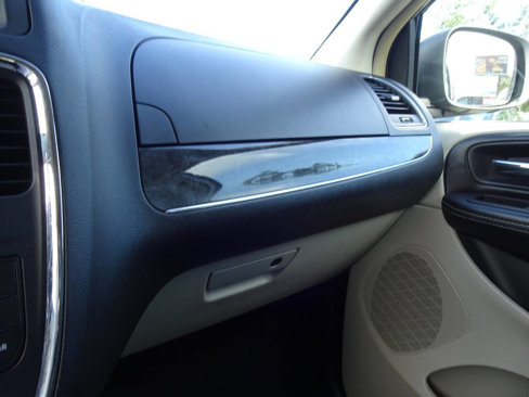 Used 2016 Chrysler Town & Country Touring image 28