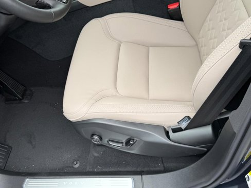 New 2026 Volvo XC90 B6 Plus w/ Protection Package Premier image 11
