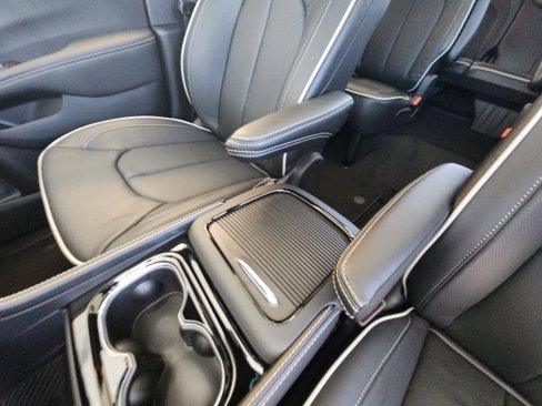 New 2025 Chrysler Pacifica Limited image 31