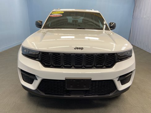 Used 2024 Jeep Grand Cherokee Altitude image 2
