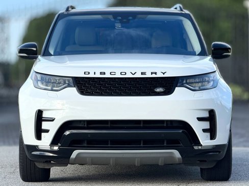 Used 2020 Land Rover Discovery Landmark image 3