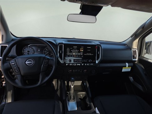 Used 2025 Nissan Frontier SV image 2
