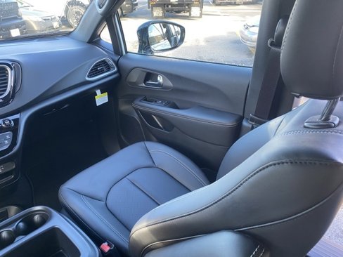 New 2026 Chrysler Voyager LX image 35