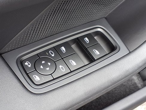 Used 2025 Porsche Taycan 4S image 9