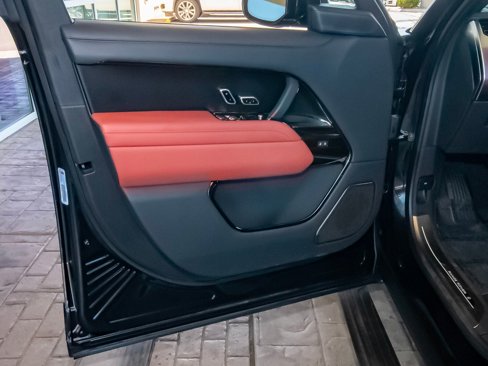 Used 2025 Land Rover Range Rover SV image 31