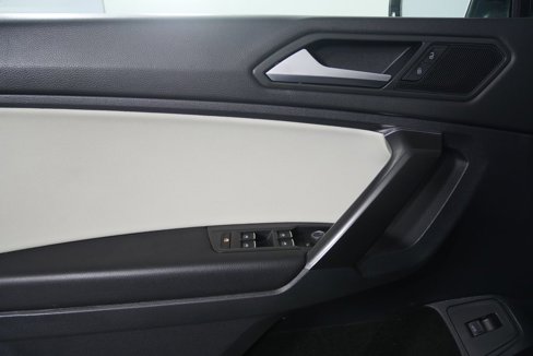 Used 2021 Volkswagen Tiguan SE image 8