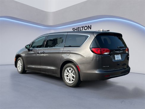Used 2019 Chrysler Pacifica Touring image 3