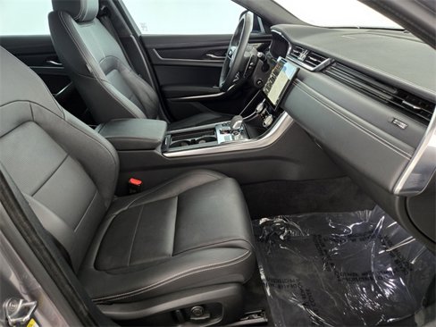Certified 2024 Jaguar XF R-Dynamic SE image 3
