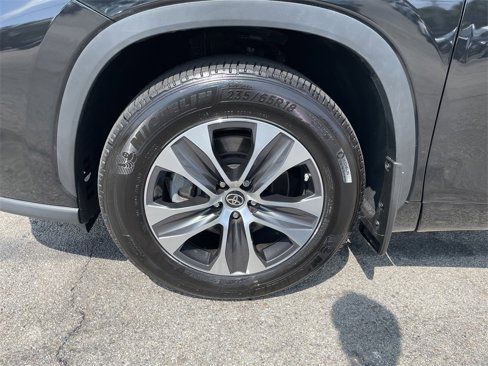 Used 2023 Toyota Highlander XLE image 9