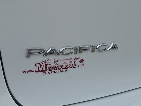 New 2025 Chrysler Pacifica Select w/ Uconnect Theater Family Group image 41