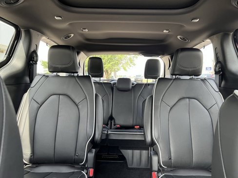 New 2025 Chrysler Pacifica Limited image 32