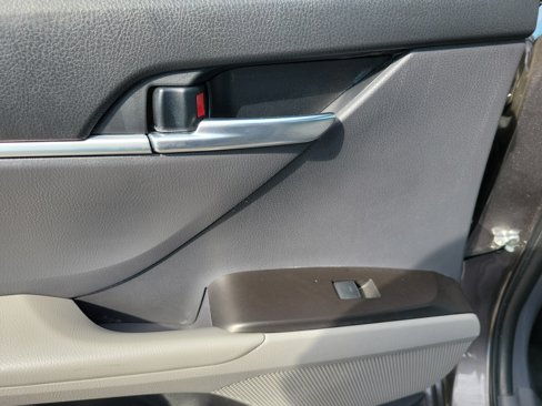 Used 2022 Toyota Camry SE image 19
