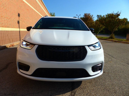 Used 2024 Chrysler Pacifica Touring-L w/ S Appearance Package image 13