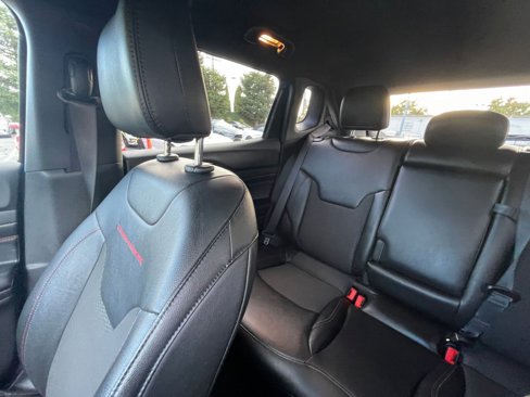 Used 2025 Jeep Compass Trailhawk image 38