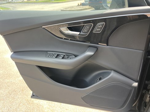 New 2025 Audi Q8 Premium image 18