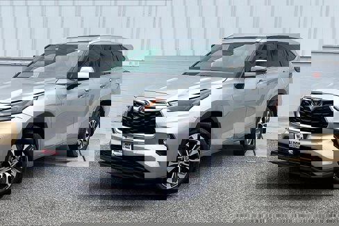 Used 2022 Toyota Highlander XLE image 2
