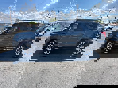 Used 2018 Ford Explorer XLT w/ Equipment Group 202A image 9