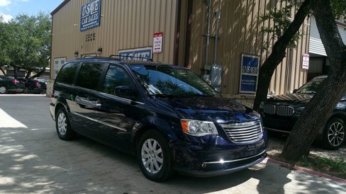 Used 2015 Chrysler Town & Country Touring image 1