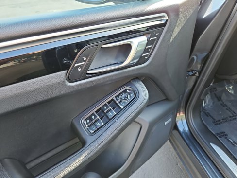 Used 2018 Porsche Macan S image 23