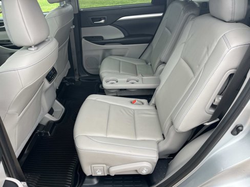 Used 2019 Toyota Highlander XLE image 11