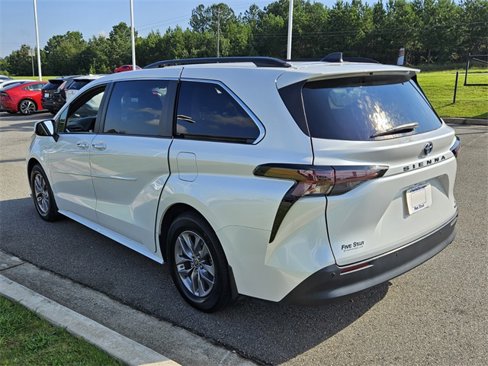 Used 2024 Toyota Sienna XLE image 11