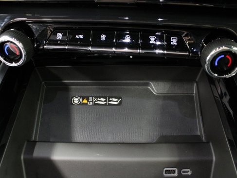 Used 2025 Chevrolet Suburban Z71 image 63