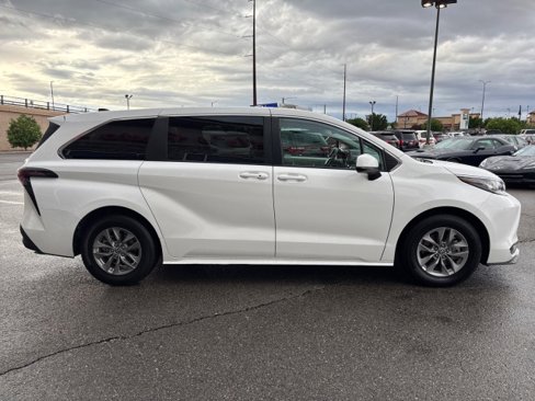 Used 2023 Toyota Sienna LE image 6