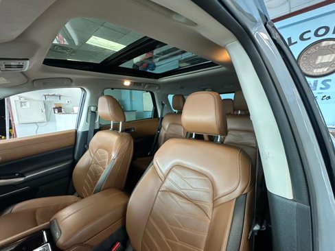 Used 2023 Nissan Pathfinder Platinum w/ Black Appearance Package image 23