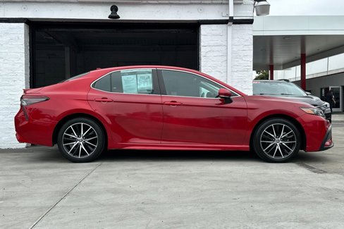 Used 2022 Toyota Camry SE image 3