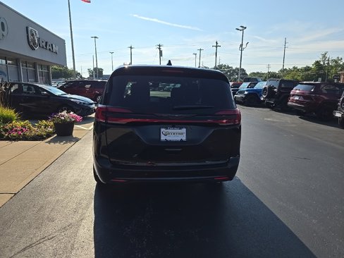 New 2026 Chrysler Pacifica Limited w/ S Appearance Package image 7
