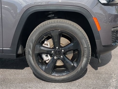 Used 2023 Jeep Grand Cherokee L Limited w/ Black Appearance Package image 11