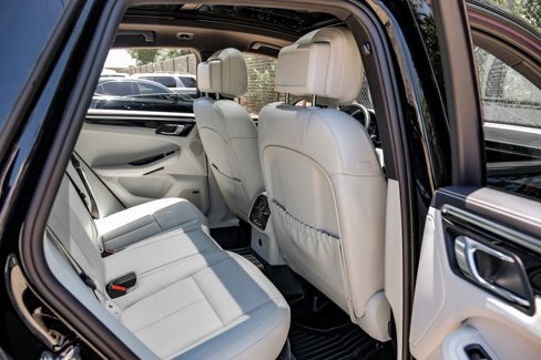 Used 2024 Porsche Macan w/ Premium Plus Package image 43